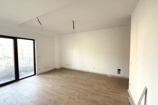 Ambient biznesi me qera 3+1 ne Tirane - 1,200 Euro
