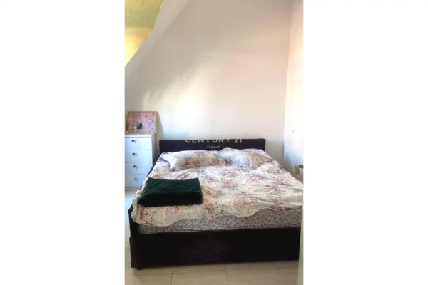 Shtepi me qera Papafingo(kati i catise) ne Tirane, 1+1, Mobilimi E mobiluar, Pagesa 350  Euro.