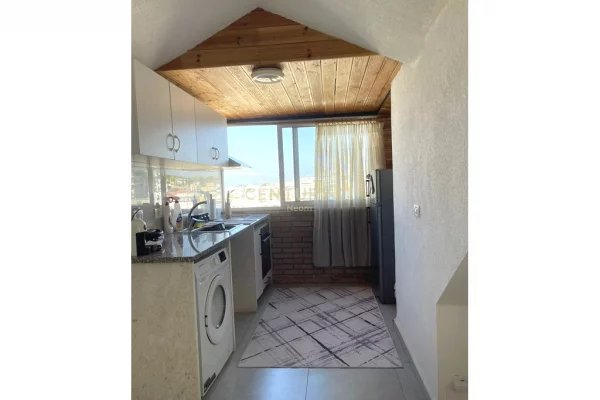 Shtepi me qera Papafingo(kati i catise) ne Tirane, 1+1, Mobilimi E mobiluar, Pagesa 350  Euro.