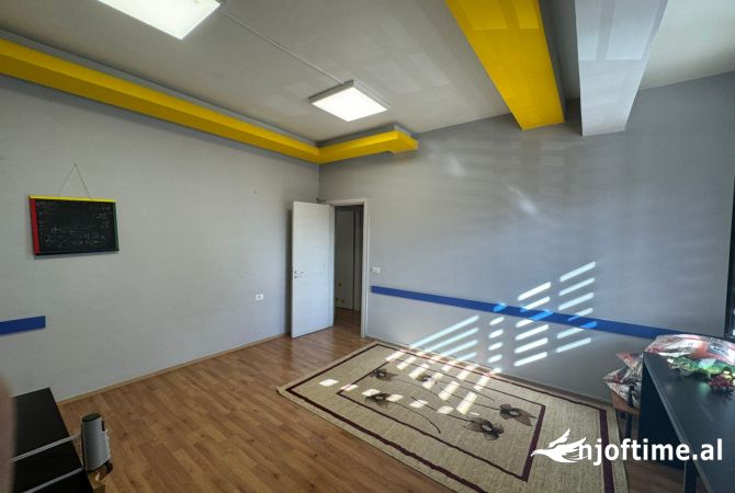 Ambient biznesi me qera 2+1 ne Tirane - 650 Euro