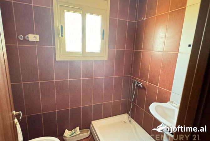 Shtepi ne shitje Apartament ne Tirane, 2+1, Mobilimi E mobiluar, Pagesa 164,000  Euro.