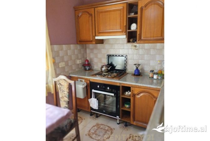 Shtepi me qera Apartament ne Tirane, 2+1, Mobilimi E mobiluar, Pagesa 650  Euro.