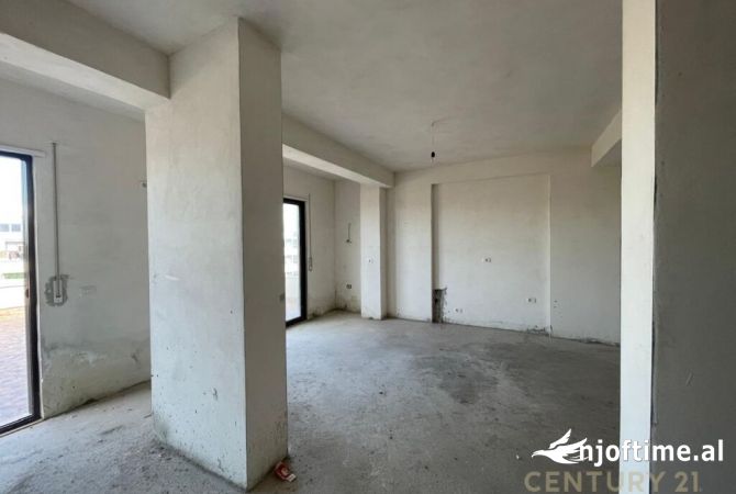 Shtepi ne shitje Apartament ne Vlore, 2+1, Mobilimi Bosh, pa mobiluar, Pagesa 250,000  Euro.