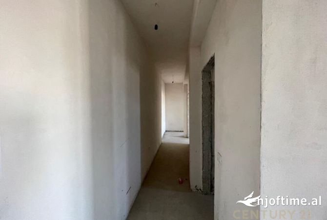 Shtepi ne shitje Apartament ne Vlore, 2+1, Mobilimi Bosh, pa mobiluar, Pagesa 250,000  Euro.