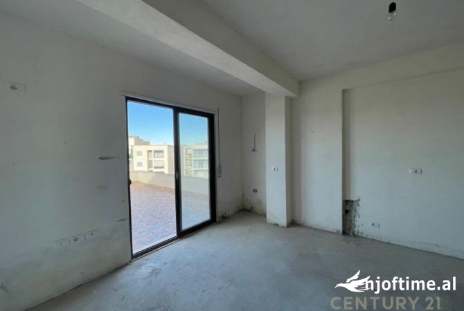 Shtepi ne shitje Apartament ne Vlore, 2+1, Mobilimi Bosh, pa mobiluar, Pagesa 250,000  Euro.