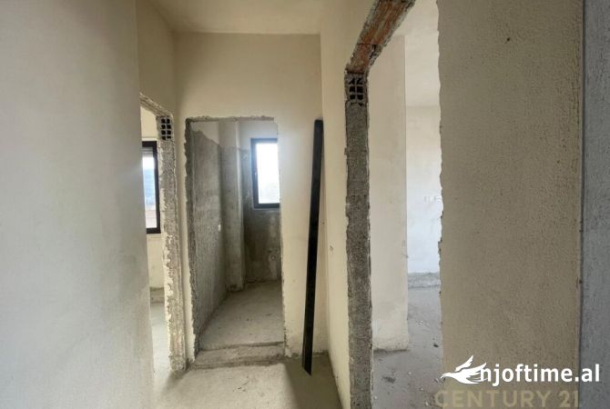 Shtepi ne shitje Papafingo(kati i catise) ne Vlore, 2+1, Mobilimi Bosh, pa mobiluar, Pagesa 120,000  Euro.