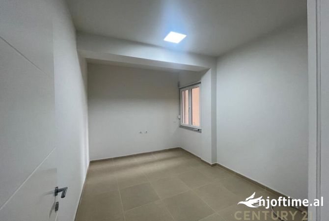 Shtepi me qera Apartament ne Tirane, 2+1, Mobilimi Bosh, pa mobiluar, Pagesa 1,000  Euro.