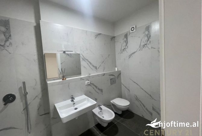 Shtepi me qera Apartament ne Tirane, 2+1, Mobilimi Bosh, pa mobiluar, Pagesa 1,000  Euro.