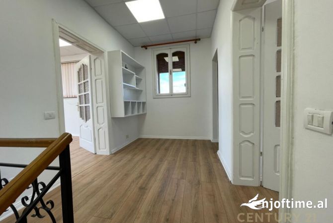 Shtepi me qera 4+1 ne Tirane - 1,000 Euro