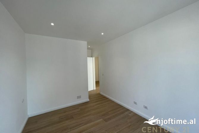 Shtepi ne shitje Apartament ne Lezhe, 2+1, Mobilimi Bosh, pa mobiluar, Pagesa 300,000  Euro.