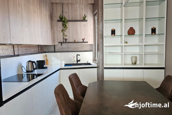 Shtepi ne shitje Penthose(kati i fundit panoramik) ne Tirane, 2+1, Mobilimi E mobiluar, Pagesa 380,000  Euro.