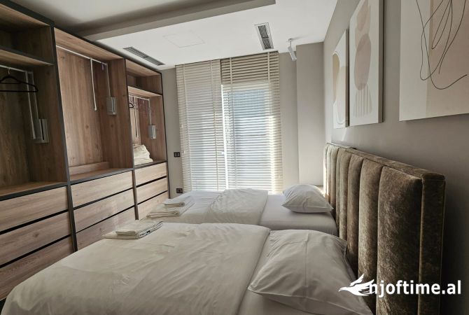 Shtepi ne shitje Penthose(kati i fundit panoramik) ne Tirane, 2+1, Mobilimi E mobiluar, Pagesa 380,000  Euro.