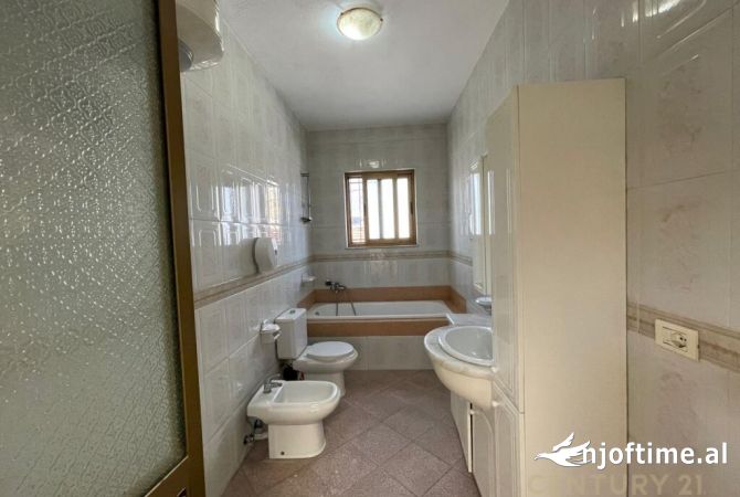 Attic (top floor of the roof) for rent in Tirana 3+1, Furnished