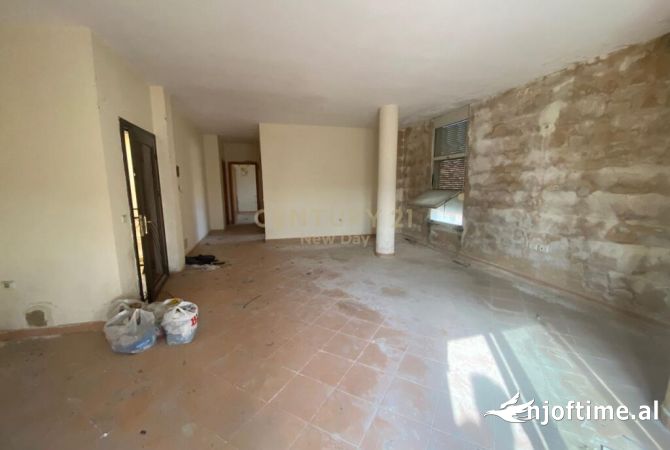 Shtepi ne shitje Papafingo(kati i catise) ne Durres, 2+1, Mobilimi Bosh, pa mobiluar, Pagesa 80,000  Euro.