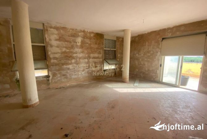 Shtepi ne shitje Papafingo(kati i catise) ne Durres, 2+1, Mobilimi Bosh, pa mobiluar, Pagesa 80,000  Euro.