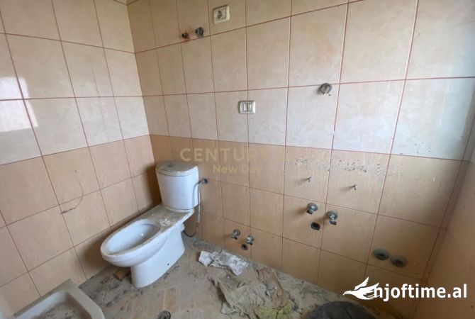 Shtepi ne shitje Papafingo(kati i catise) ne Durres, 2+1, Mobilimi Bosh, pa mobiluar, Pagesa 80,000  Euro.