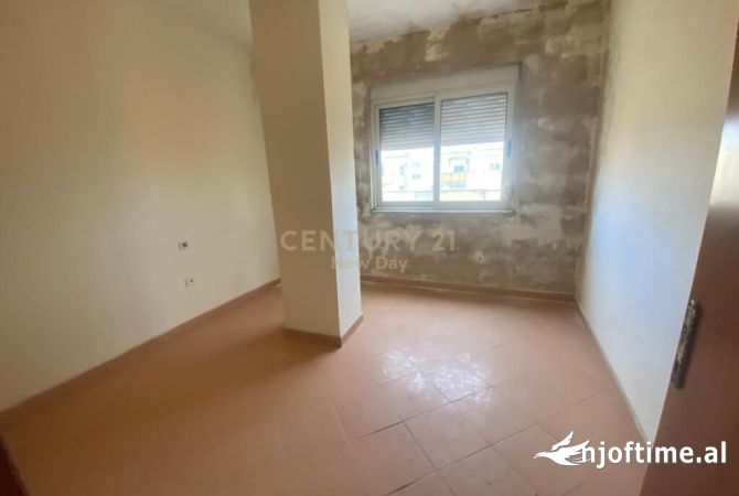 Shtepi ne shitje Papafingo(kati i catise) ne Durres, 2+1, Mobilimi Bosh, pa mobiluar, Pagesa 80,000  Euro.