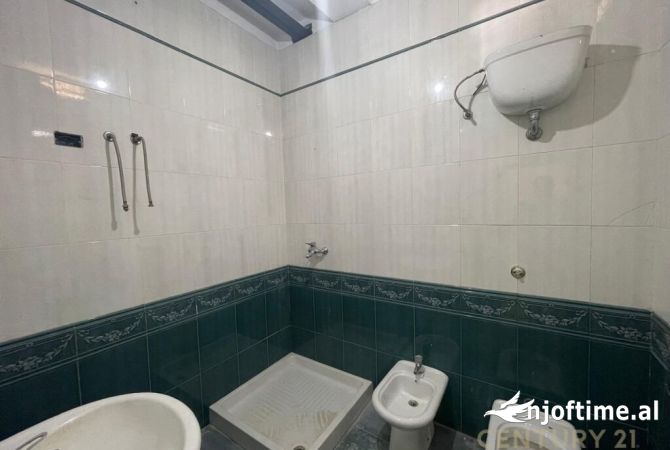 NJESI BIZNESI PER QIRA NE RRUGEN MUHAMET GJOLLESHA!!!