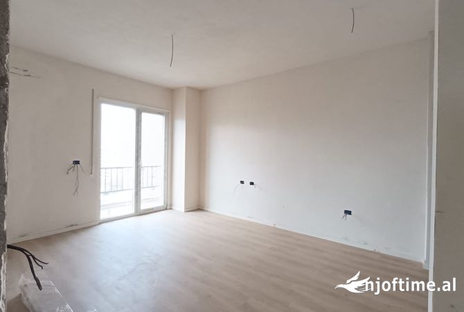 Shtepi ne shitje Apartament ne Tirane, 2+1, Mobilimi Bosh, pa mobiluar, Pagesa 106,000  Euro.