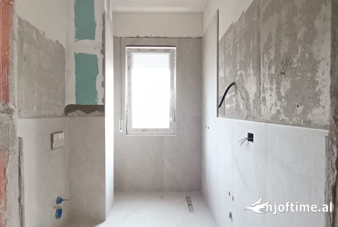 Shtepi ne shitje Apartament ne Tirane, 2+1, Mobilimi Bosh, pa mobiluar, Pagesa 106,000  Euro.