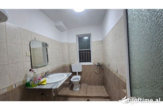 Shtepi ne shitje Apartament ne Tirane, 1+1, Mobilimi Bosh, pa mobiluar, Pagesa 88,000  Euro.