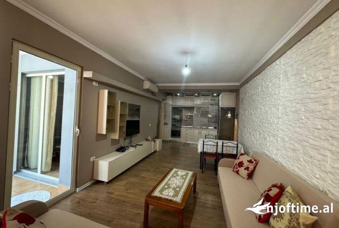 Shtepi me qera 2+1 ne Tirane - 370 Euro