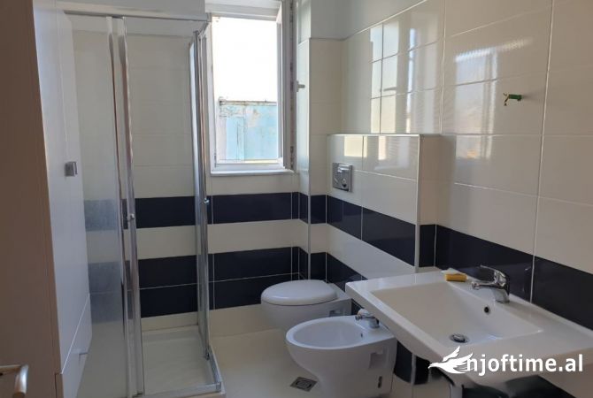 Shtepi ne shitje Apartament ne Tirane, 3+1, Mobilimi E mobiluar, Pagesa 120,000  Euro.