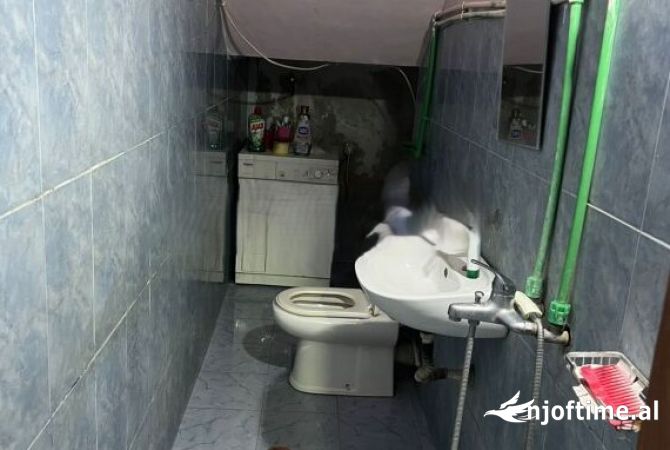 Shtepi ne shitje Apartament ne Tirane, 2+1, Mobilimi E mobiluar, Pagesa 100,000  Euro.