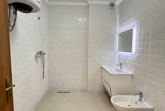 Shtepi ne shitje Apartament ne Tirane, 1+1, Mobilimi Bosh, pa mobiluar, Pagesa 88,000  Euro.