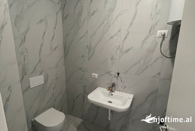 Shtepi ne shitje Apartament ne Tirane, 2+1, Mobilimi Bosh, pa mobiluar, Pagesa 93,000  Euro.