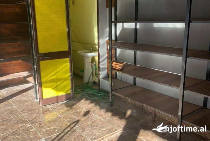 Ambient biznesi me qera 2+1 ne Tirane - 750 Euro