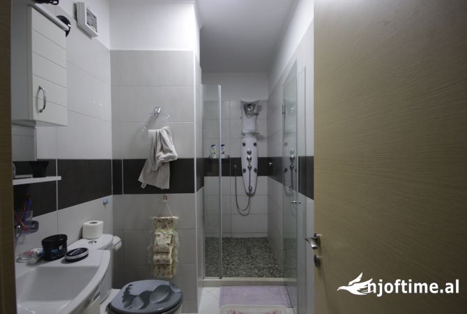 Shtepi ne shitje Apartament ne Tirane, 3+1, Mobilimi E mobiluar, Pagesa 180,000  Euro.