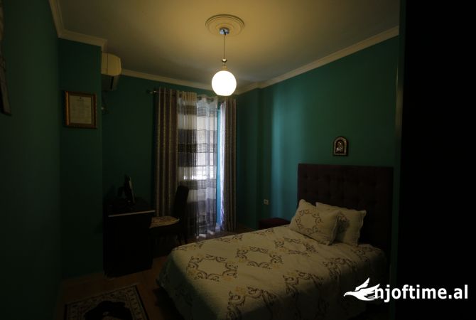 Shtepi ne shitje Apartament ne Tirane, 3+1, Mobilimi E mobiluar, Pagesa 180,000  Euro.