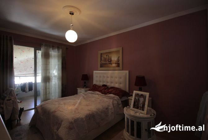 Shtepi ne shitje Apartament ne Tirane, 3+1, Mobilimi E mobiluar, Pagesa 180,000  Euro.