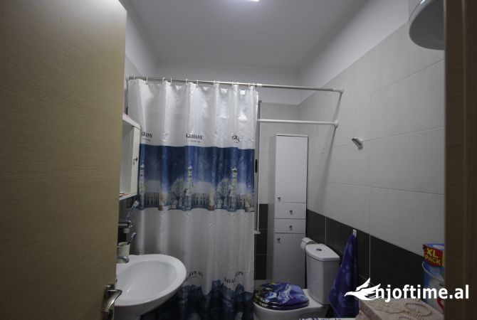 Shtepi ne shitje Apartament ne Tirane, 3+1, Mobilimi E mobiluar, Pagesa 180,000  Euro.