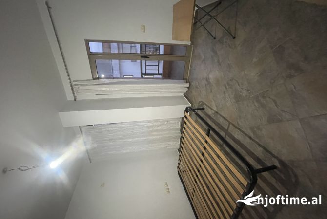 Shtepi me qera Apartament ne Tirane, 2+1, Mobilimi Pjeserisht e mobiluar, Pagesa 400  Euro.