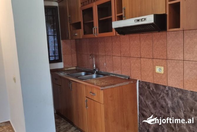 Shtepi me qera Apartament ne Tirane, 1+1, Mobilimi Bosh, pa mobiluar, Pagesa 25,000  Leke.