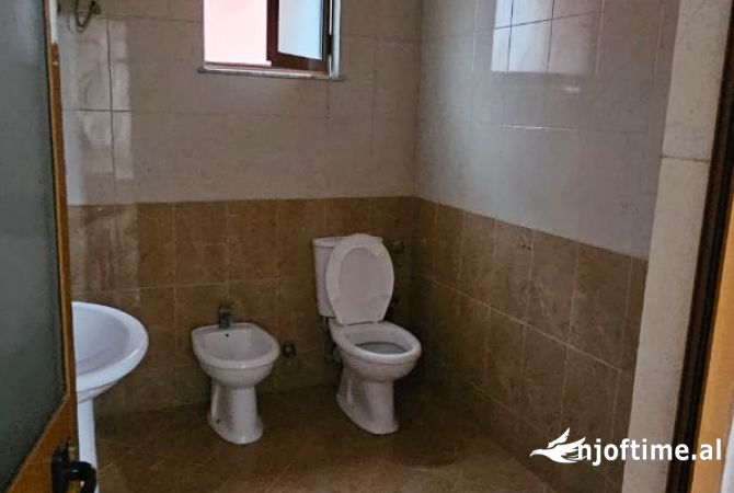 Shtepi me qera Apartament ne Tirane, 2+1, Mobilimi E mobiluar, Pagesa 50,000  Leke.