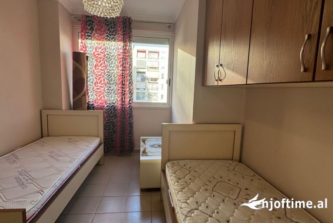 Shtepi me qera Apartament ne Tirane, 2+1, Mobilimi E mobiluar, Pagesa 400  Euro.