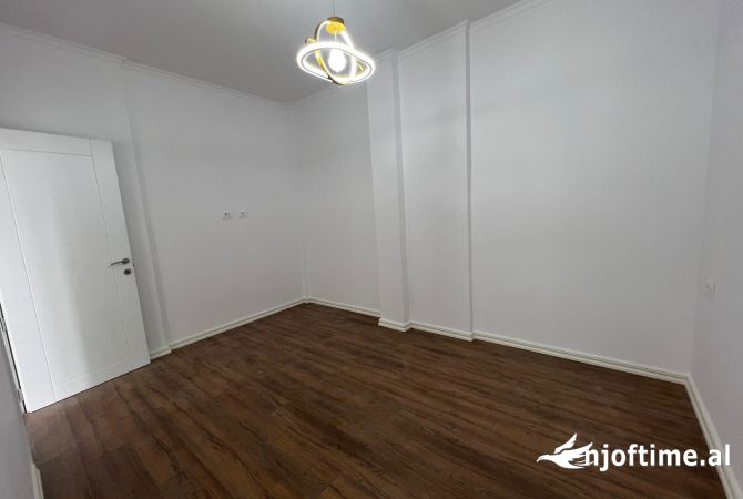 Shtepi ne shitje Apartament ne Tirane, 1+1, Mobilimi Bosh, pa mobiluar, Pagesa 119,000  Euro.