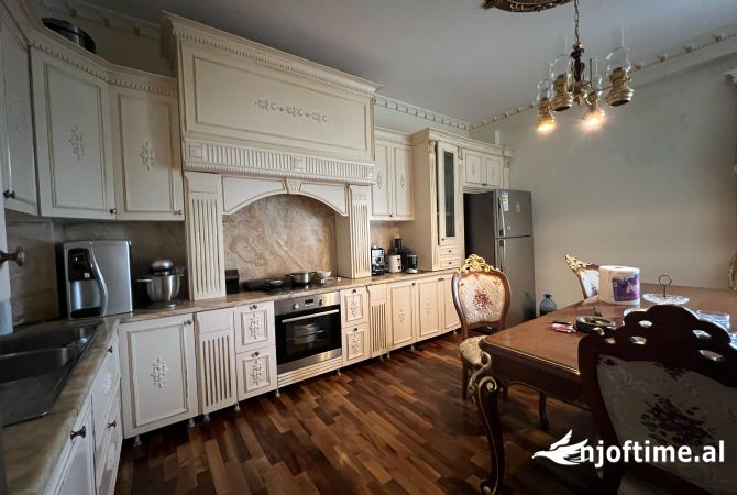 Shtepi ne shitje Vila Luksoze ne Tirane, 6+1, Mobilimi E mobiluar, Pagesa 1,000,000  Euro.