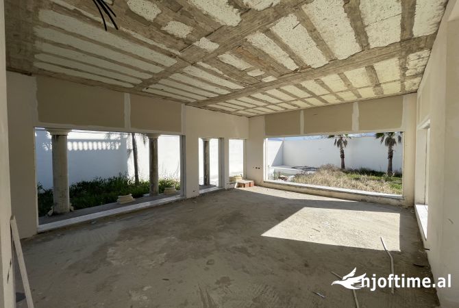 Shtepi ne shitje Vila Luksoze ne Tirane, 4+1, Mobilimi Bosh, pa mobiluar, Pagesa 800,000  Euro.