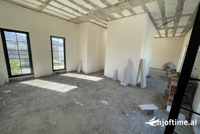 Shtepi ne shitje Vila Luksoze ne Tirane, 4+1, Mobilimi Bosh, pa mobiluar, Pagesa 800,000  Euro.