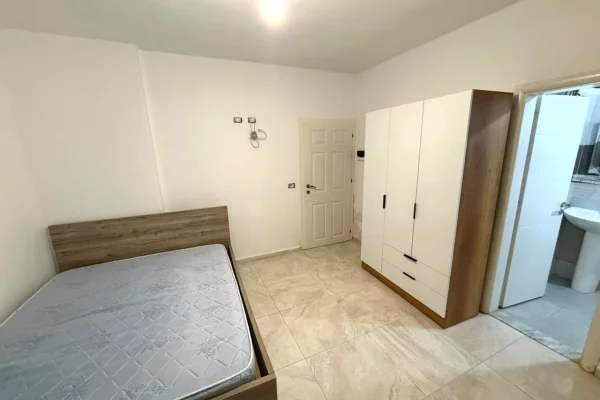 Shtepi me qera Apartament ne Tirane, Garsoniere, Mobilimi E mobiluar, Pagesa 28,000  Leke.
