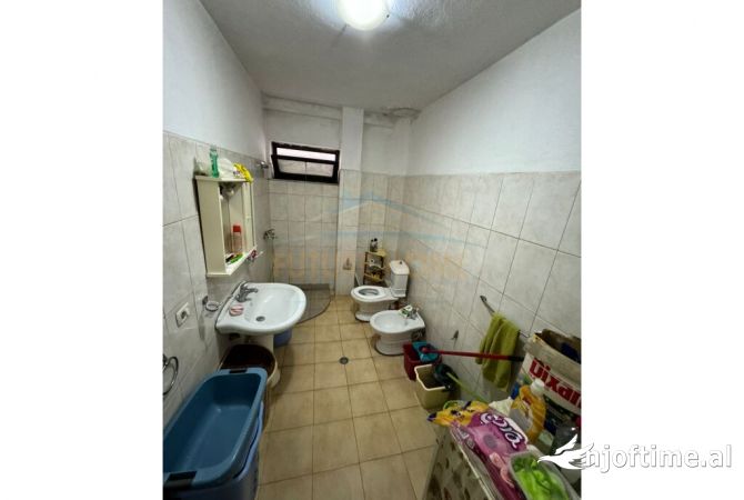 Shtepi ne shitje Apartament ne Tirane, 2+1, Mobilimi E mobiluar, Pagesa 150,000  Euro.