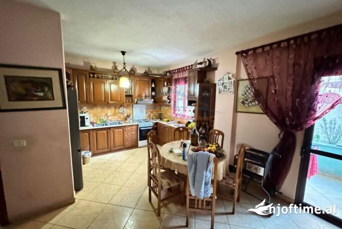 Shtepi ne shitje Apartament ne Tirane, 2+1, Mobilimi E mobiluar, Pagesa 150,000  Euro.