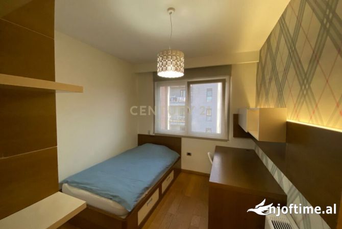 Shtepi me qera Apartament ne Tirane, 4+1, Mobilimi E mobiluar, Pagesa 3,000  Euro.