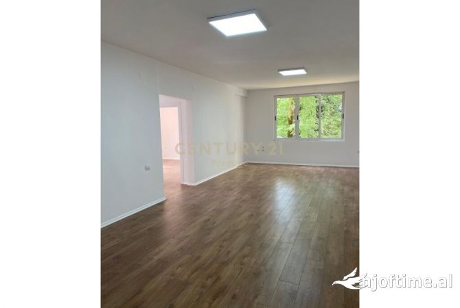 AMBIENT ZYRE ME QIRA, PRANE AMBASADES AMERIKANE, TIRANE!