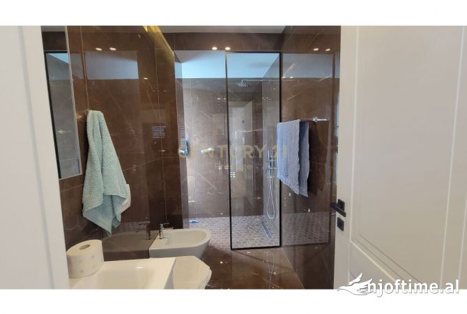 Shtepi me qera Vila Luksoze ne Tirane, 3+1, Mobilimi E mobiluar, Pagesa 5,000  Euro.