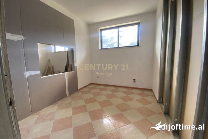 AMBIENT KOMERCIAL ME QIRA, PRANE MINISTRISE SE JASHTME, TIRANE!